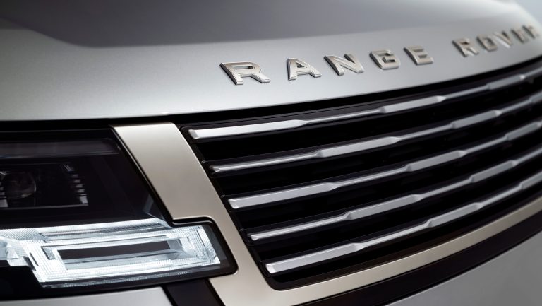 A Look at the Range Rover SV Ultra: Luxury and Technology Features
